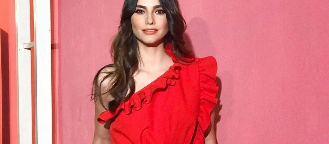 Mας «τύφλωσε» με το μπούστο της η Ηλιάννα Παπαγεωργίου (βίντεο - φώτο)